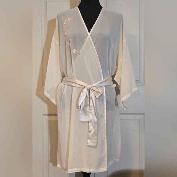 Secret Treasures Cream/Soft Pink Robe with Pink Floral Embroidery - Picture 1 of 7